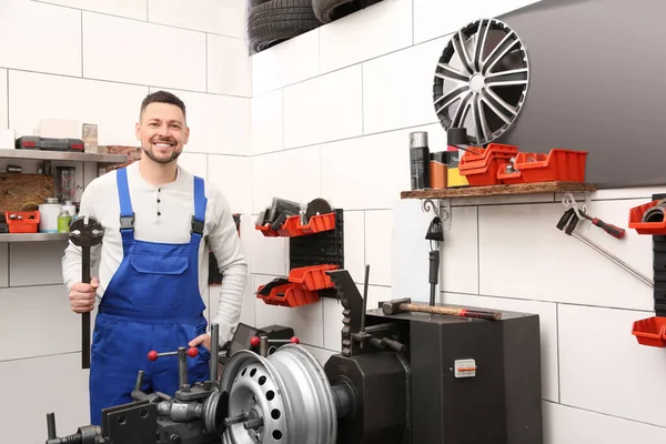 Mecánico Cerca Máquina Torno Disco Coche Servicio Neumáticos — Foto de Stock