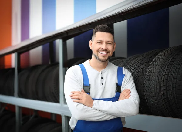 Mecánico Cerca Rack Con Neumáticos Coche Estación Servicio — Foto de Stock