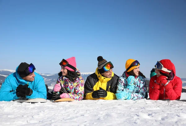 Groupe Amis Couchés Sur Colline Vacances Hiver — Photo