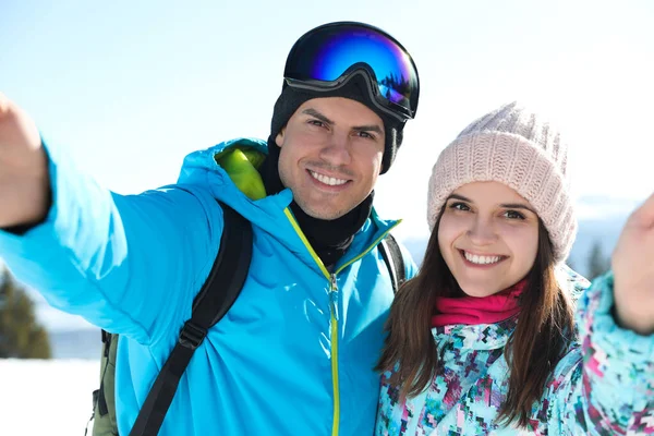 Casal Feliz Tirar Selfie Nas Montanhas Férias Inverno — Fotografia de Stock