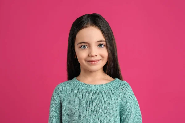 Портрет Милой Маленькой Девочки Розовом Фоне — стоковое фото
