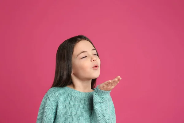 Χαριτωμένο Κοριτσάκι Φυσάει Αέρα Φιλί Ροζ Φόντο — Φωτογραφία Αρχείου
