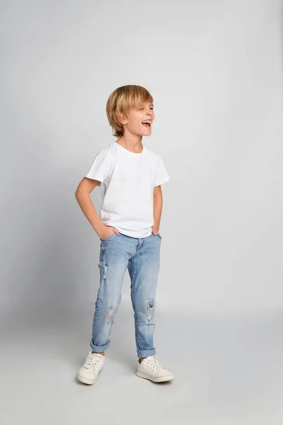 Glad Liten Pojke Casual Outfit Ljusgrå Bakgrund — Stockfoto