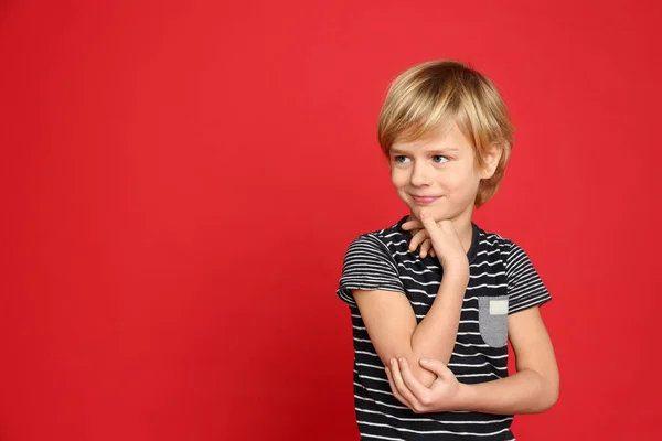 赤い背景に感情的な小さな男の子の肖像画 テキストのスペース — ストック写真