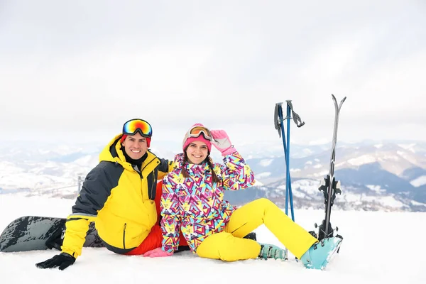 Preciosa Pareja Con Equipo Estación Esquí Vacaciones Invierno —  Fotos de Stock