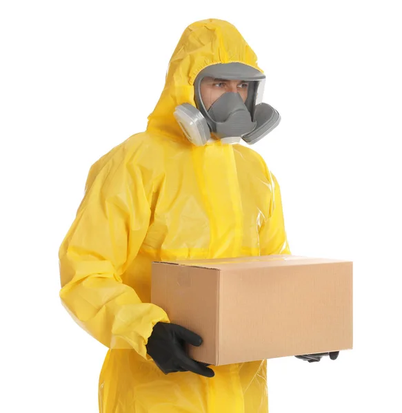 白い背景に段ボール箱付きの化学保護スーツを着た男 ウイルスの拡散防止 — ストック写真