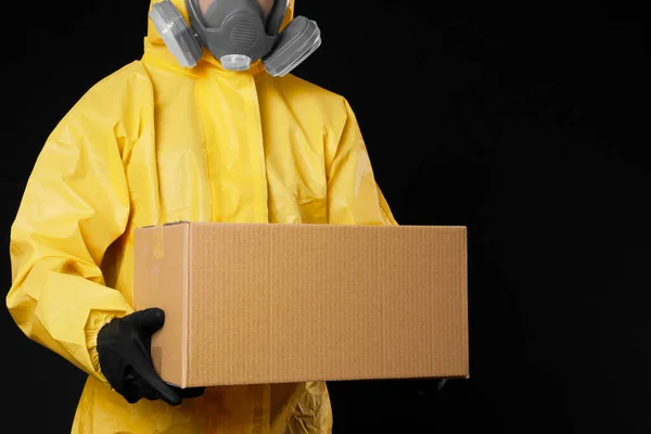 Man Chemisch Beschermend Pak Met Kartonnen Doos Zwarte Achtergrond Close — Stockfoto