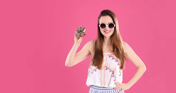 Schöne Junge Frau Mit Sonnenbrille Und Donut Auf Rosa Hintergrund — Stockfoto