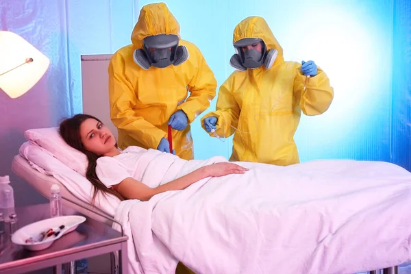 Paramédicos Vestindo Fatos Proteção Examinando Paciente Com Vírus Quarentena — Fotografia de Stock