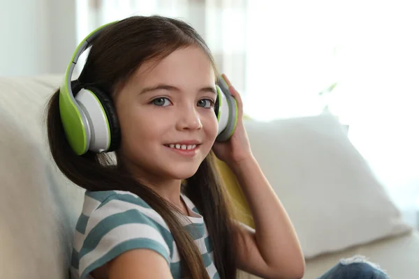 Petite Fille Mignonne Avec Écouteurs Écoutant Livre Audio Maison — Photo