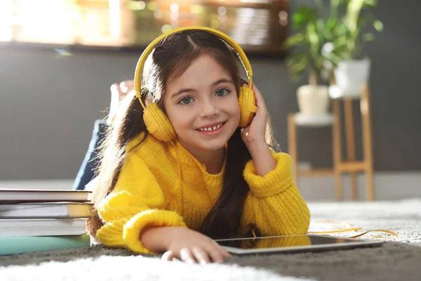 Petite Fille Mignonne Avec Écouteurs Tablette Écoutant Livre Audio Maison — Photo
