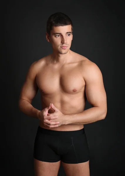 Uomo Con Corpo Sexy Sfondo Grigio — Foto Stock