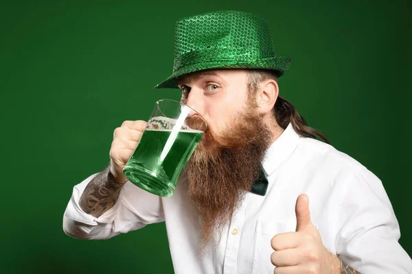 Baard Man Drinken Van Groen Bier Kleur Achtergrond Patrick Day — Stockfoto