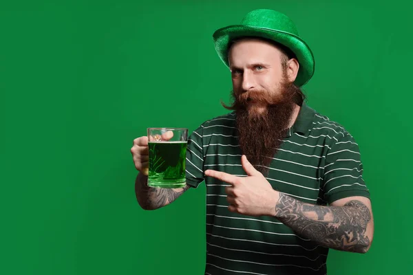 Hombre Barbudo Con Cerveza Verde Sobre Fondo Color Celebración Del — Foto de Stock