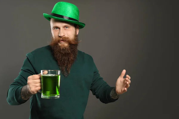 Hombre Con Cerveza Verde Sobre Fondo Gris Celebración Del Día — Foto de Stock