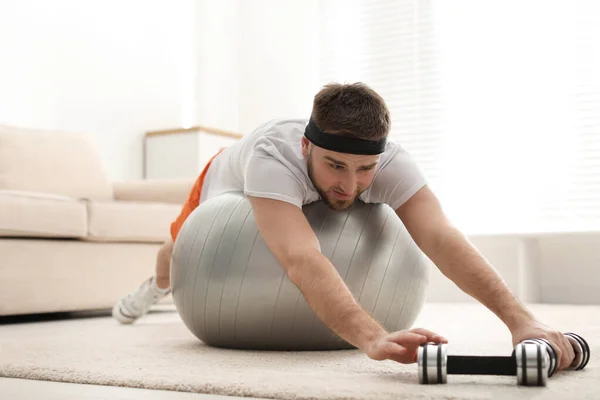 Evde Spor Aletleri Olan Tembel Bir Genç — Stok fotoğraf