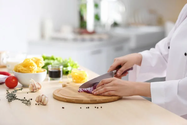 Vrouwelijke Chef Koken Voedsel Aan Keukentafel Close — Stockfoto