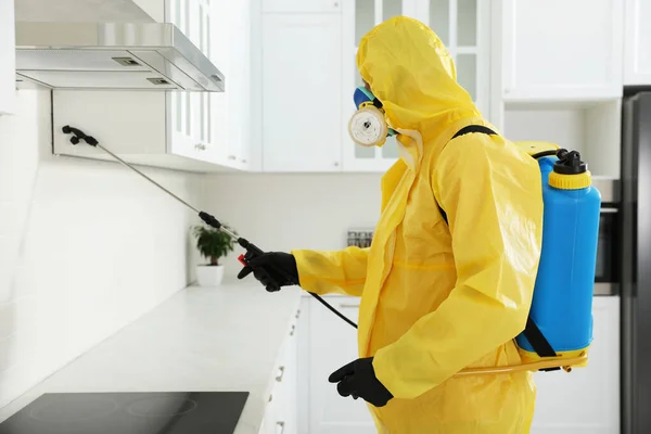 Trabajador Control Plagas Traje Protector Rociando Insecticida Muebles Interiores —  Fotos de Stock