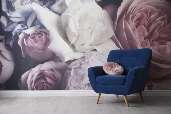 花の壁紙と壁の近くの快適なアームチェア テキストのためのスペース スタイリッシュなリビングルームのインテリア — ストック写真