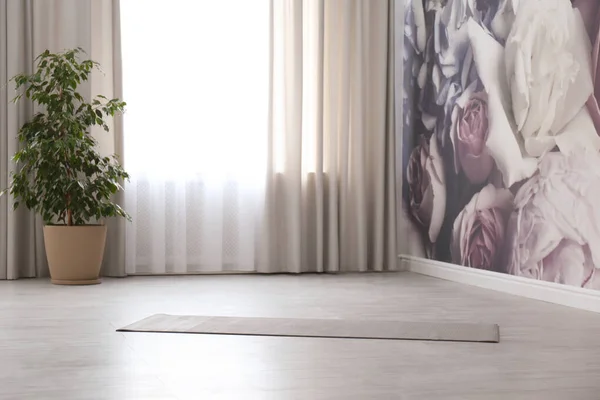 Tapis Yoga Gris Sur Sol Dans Une Chambre Spacieuse — Photo