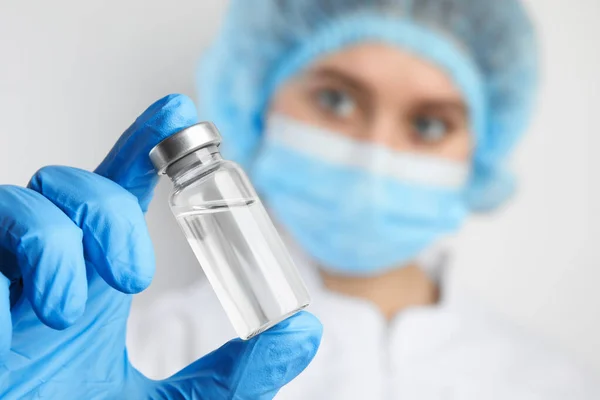 Läkaren Håller Flaskan Med Medicin Närbild Vaccination Och Immunisering — Stockfoto