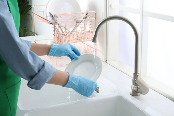 Woman Washing Plate Modern Kitchen Closeup — Stock Photo, Image