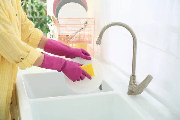 Kobieta Myjąca Płytę Ceramiczną Kuchni Zbliżenie — Zdjęcie stockowe