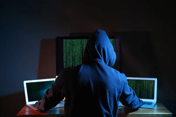 黑客在黑暗的房间里带着电脑网络犯罪 — 图库照片