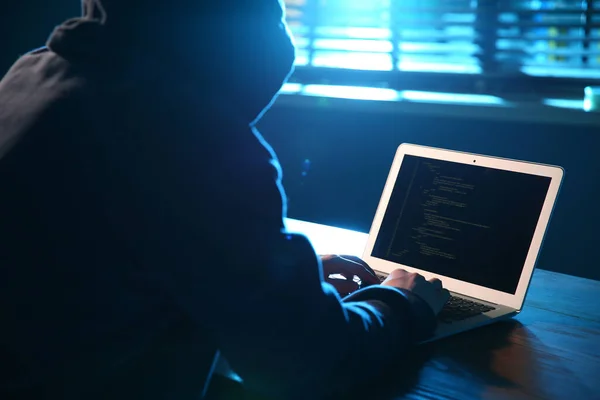 Hacker Com Laptop Quarto Escuro Crime Cibernético — Fotografia de Stock