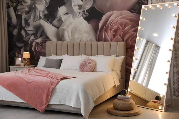 Schöne Raumausstattung Mit Großem Bett Spiegel Und Blumenmuster Der Wand — Stockfoto