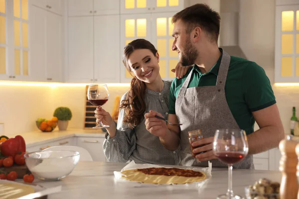 Genç Güzel Bir Çift Mutfakta Pizza Pişiriyor — Stok fotoğraf