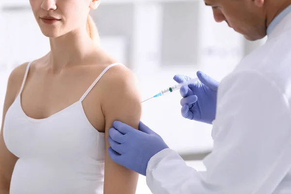 Läkare Ger Injektion Till Gravida Kvinnor Sjukhus Närbild Vaccinationskoncept — Stockfoto