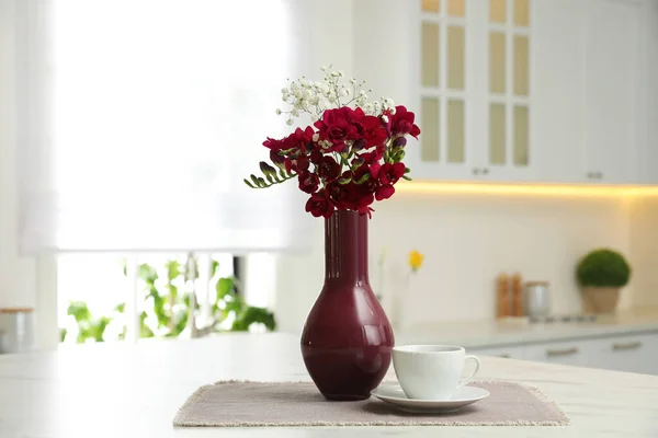 Buket Indah Dengan Bunga Freesia Dan Cangkir Atas Meja Dapur — Stok Foto