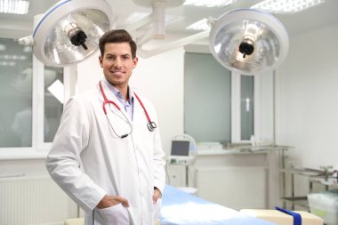 Modern cerrahi kliniğinde profesyonel doktor portresi. Metin için boşluk