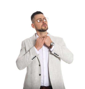 Beyaz arka planda gözlüklü, kendinden emin bir iş adamı.