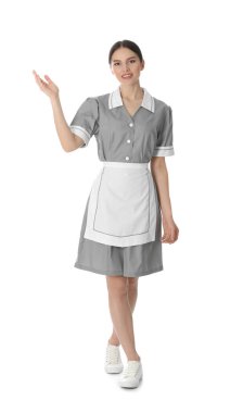 Beyaz arka plan üzerinde üniformalı genç oda hizmetçisi