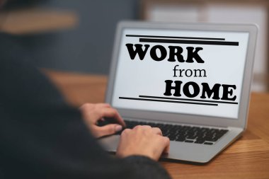Sofrada modern laptop kullanan bir kadın, yakın plan. Evden çalış.