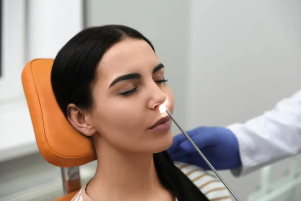 Médico Examinando Paciente Com Equipamentos Modernos Antes Cirurgia Nasal Clínica — Fotografia de Stock