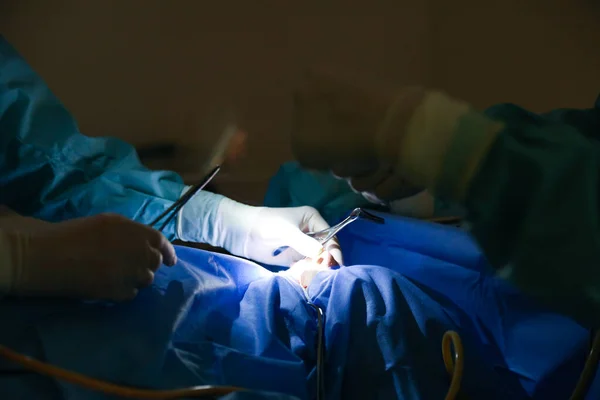 Profesjonalni Lekarze Wykonujący Operacje Sali Operacyjnej Zbliżenie — Zdjęcie stockowe