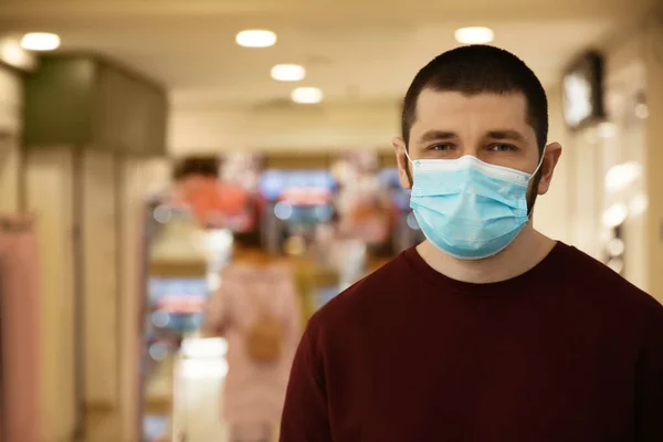 Uomo Che Indossa Una Maschera Usa Getta Casa Virus Pericoloso — Foto Stock