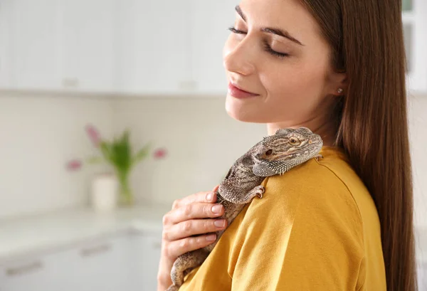 Woman Holding Bearded Lizard Kitchen Exotic Pet — Stock Photo, Image