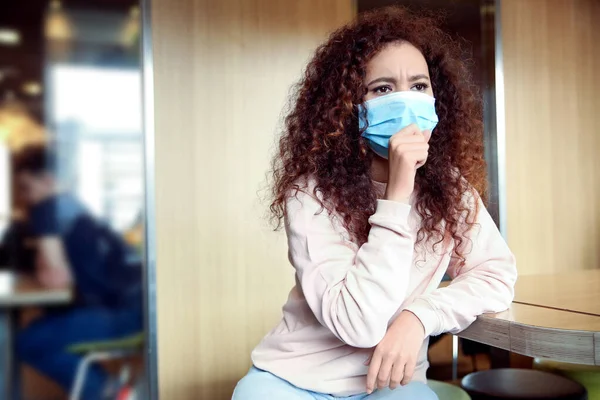 Mujer Afroamericana Con Máscara Desechable Café Protección Contra Virus — Foto de Stock