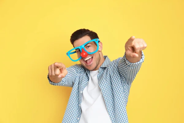 Homme Joyeux Avec Des Lunettes Drôles Sur Fond Jaune Avril — Photo