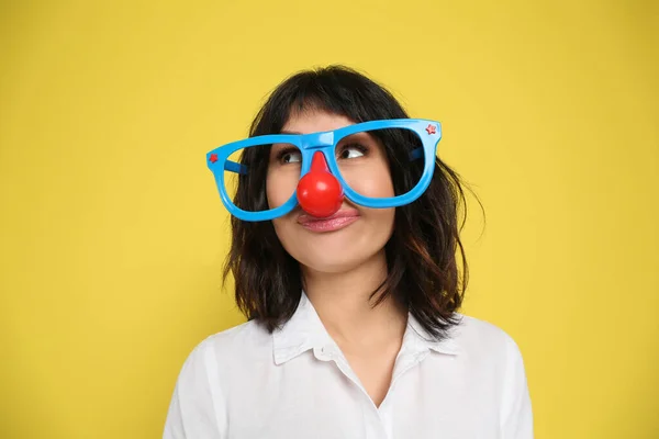 Radosna Kobieta Śmiesznych Okularach Żółtym Tle Kwietniowy Dzień Głupca — Zdjęcie stockowe