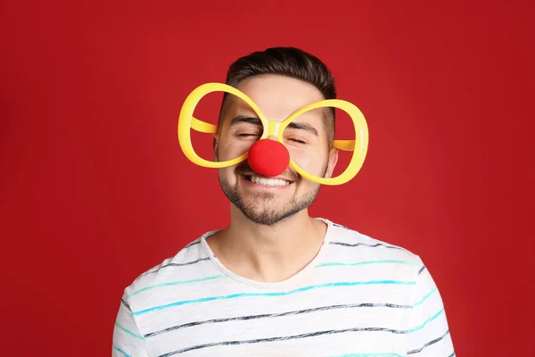 Joyeux Jeune Homme Avec Des Lunettes Fête Nez Clown Sur — Photo