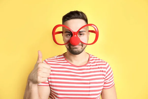 Jeune Homme Avec Des Lunettes Fête Nez Clown Sur Fond — Photo