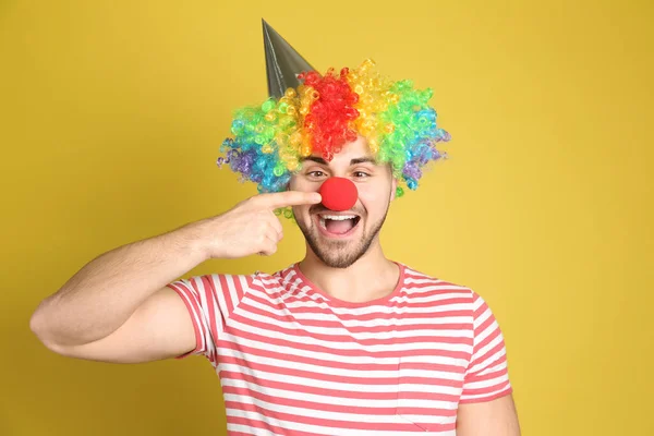 Эмоциональный Молодой Человек Шляпе Клоунском Парике Жёлтом Фоне April Fool — стоковое фото