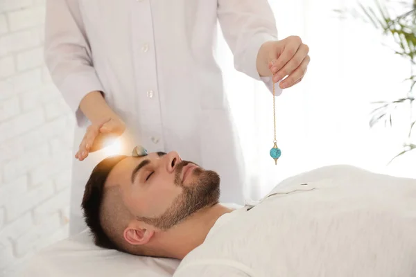 Jongeman Tijdens Kristallen Heling Sessie Therapie Kamer — Stockfoto