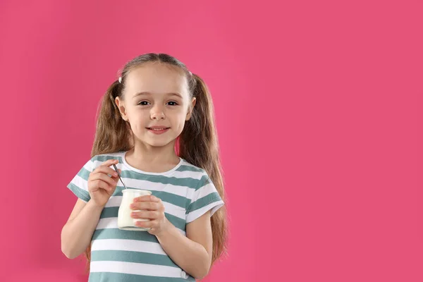 Linda Niña Con Sabroso Yogur Sobre Fondo Rosa Espacio Para — Foto de Stock