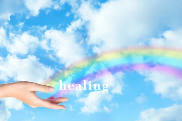 在阳光明媚的日子里 女性和彩虹作为治疗能量的来源 — 图库照片